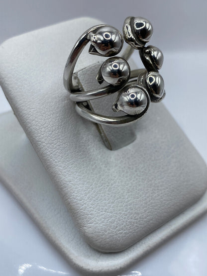 Detalle lateral del anillo calado mostrando las esferas y el trabajo de precisión