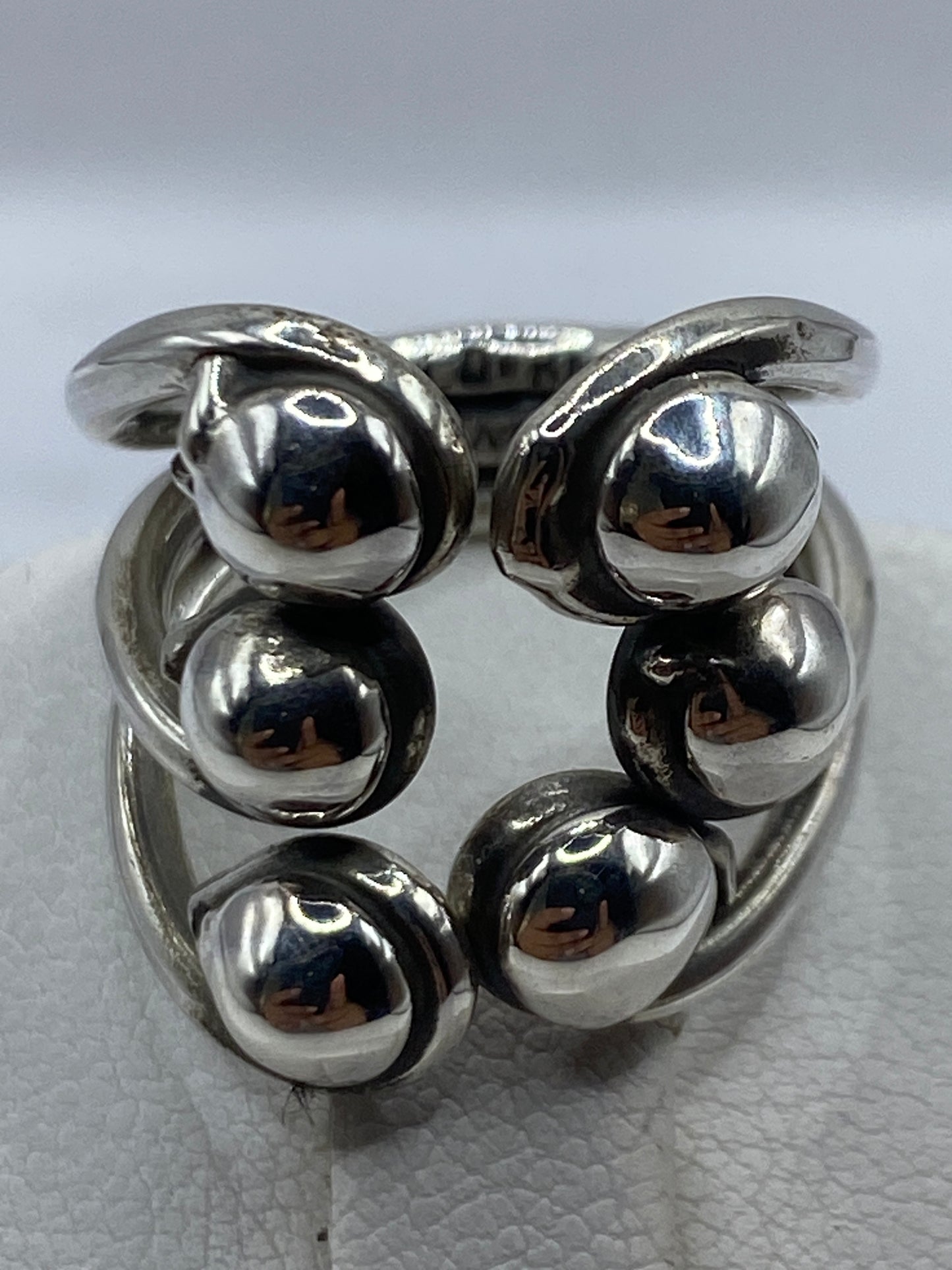Anillo en la mano de una mujer, luciendo el diseño orgánico del calado