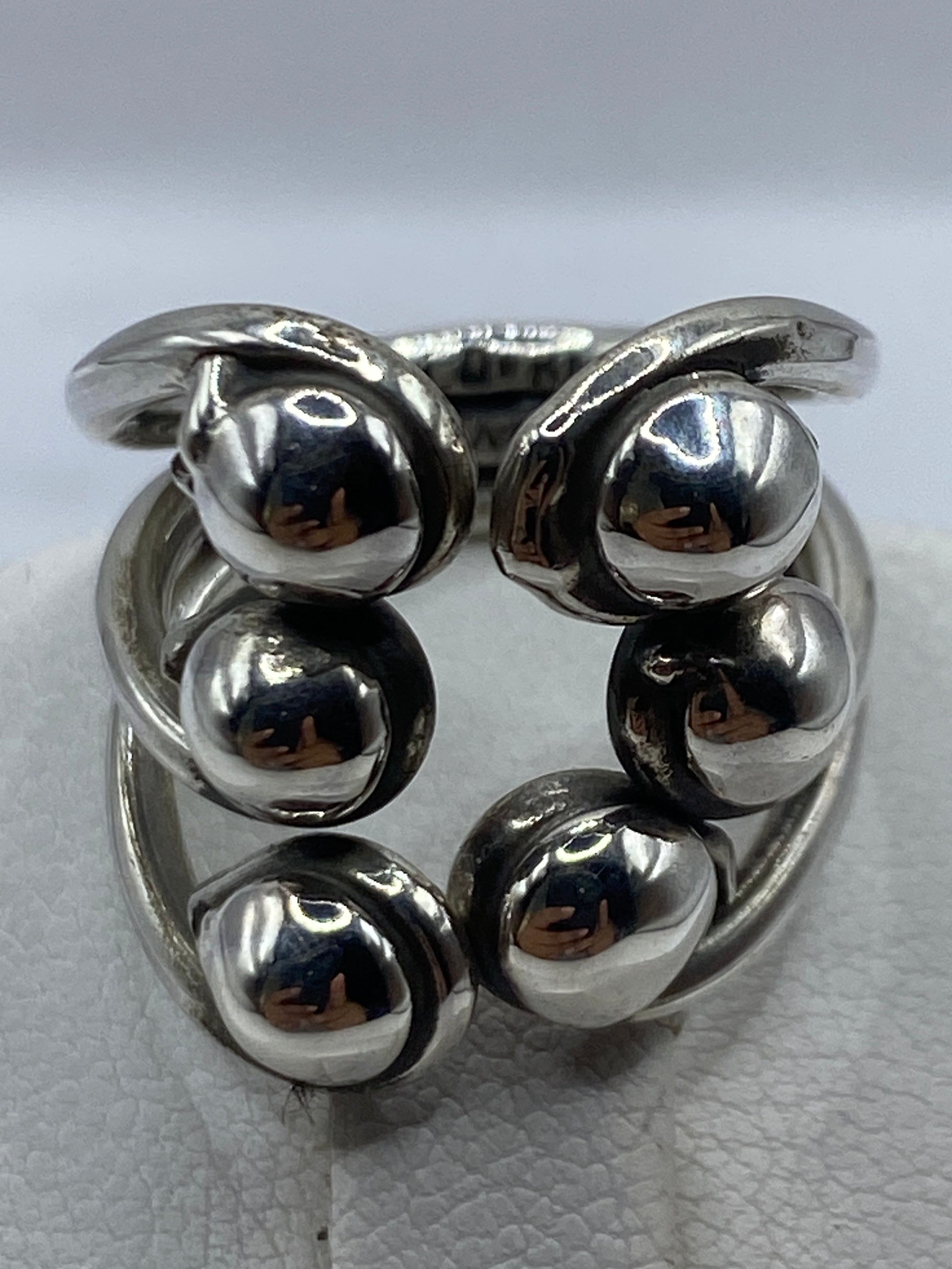Anillo en la mano de una mujer, luciendo el diseño orgánico del calado