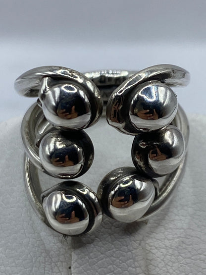Anillo en la mano de una mujer, luciendo el diseño orgánico del calado