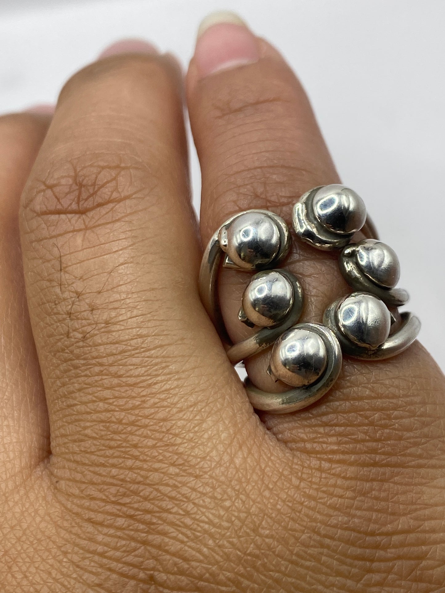 Vista de perfil del anillo de plata calada con acabado pulido brillante