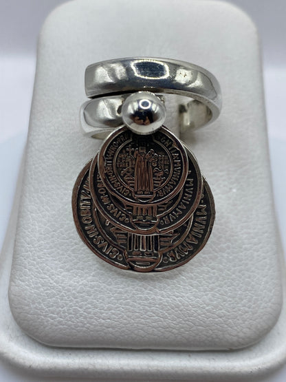 Anillo ajustable de plata con tres medallas de San Benito en relieve