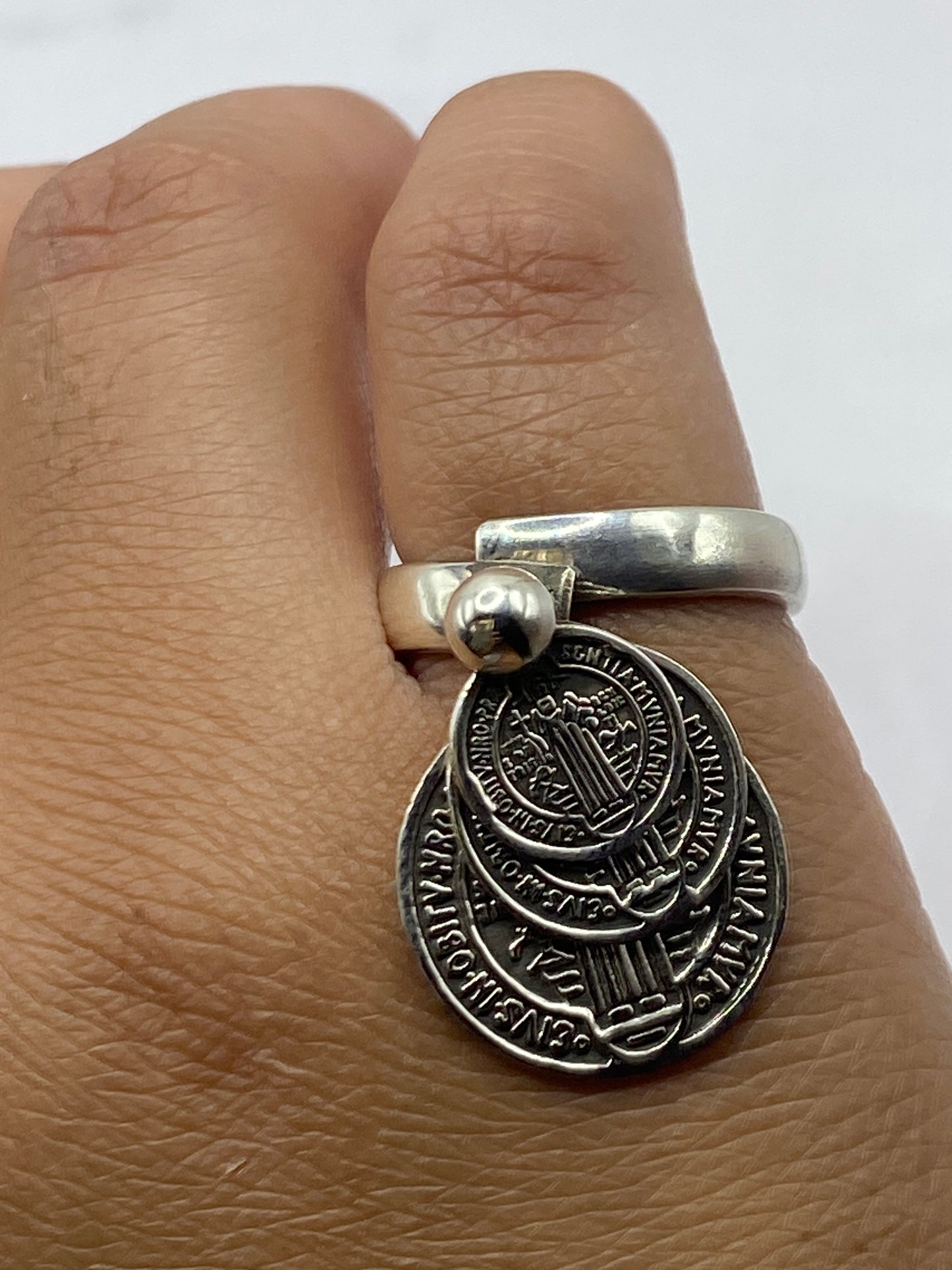 Anillo en el dedo mostrando el confort del ajuste y el brillo de la plata .925
