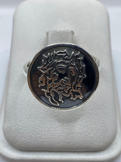 Anillo de sello en plata .925 sobre fondo blanco mostrando el relieve del rostro