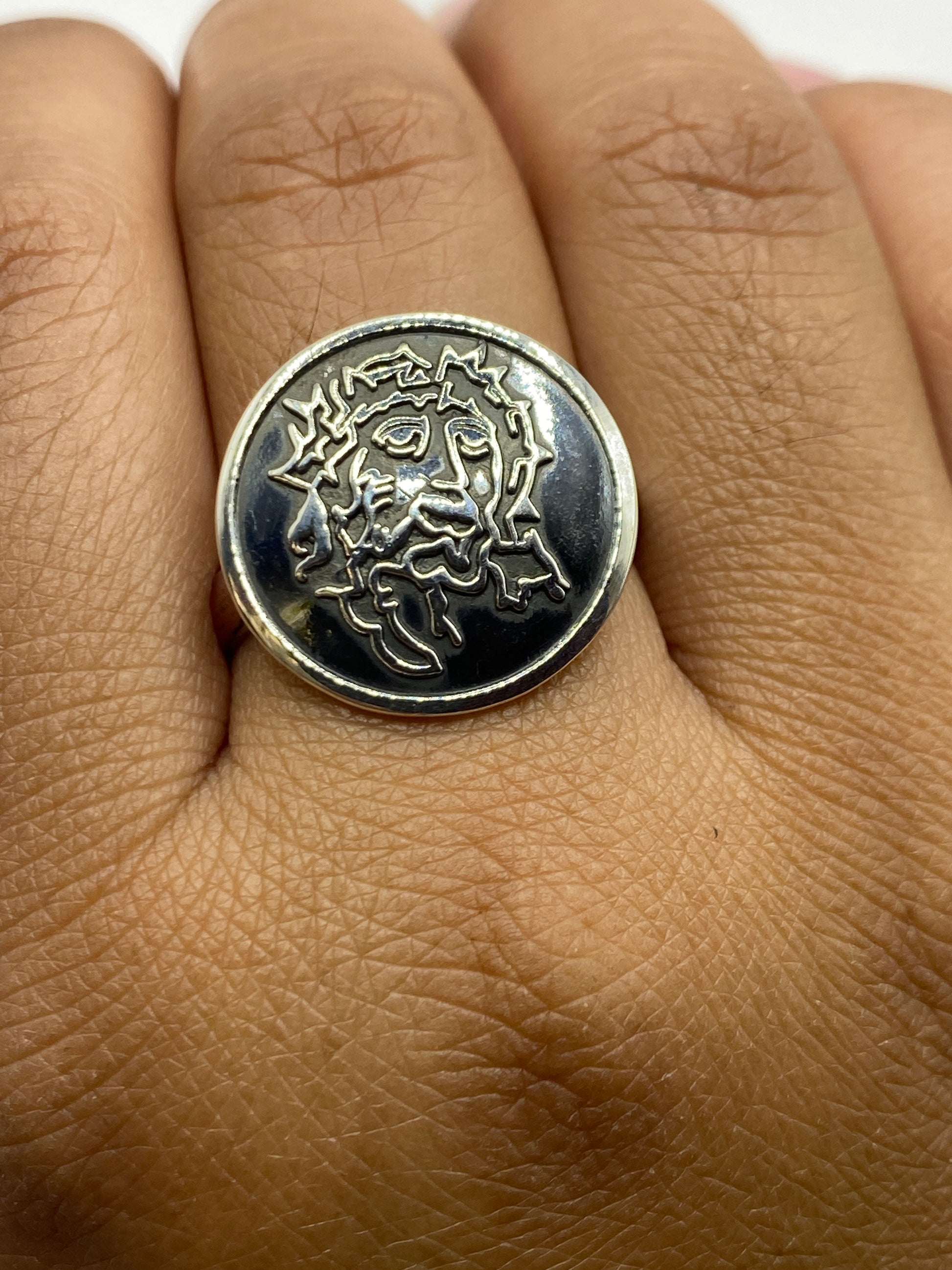 Anillo en la mano mostrando el acabado pulido y el Quinto .925 grabado