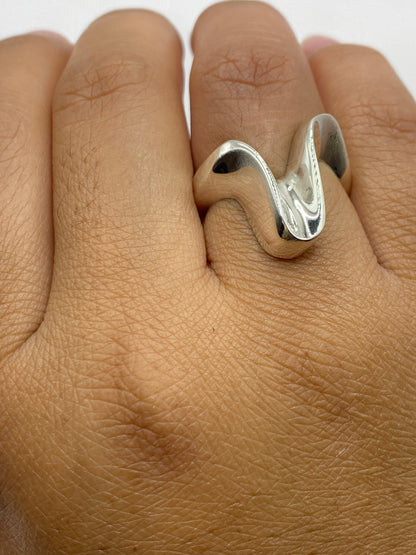 Anillo sobre dedo con el Quinto 925 visible en la banda