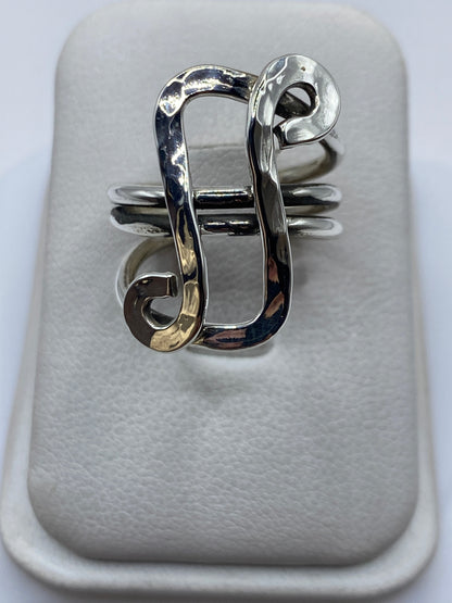 Anillo de plata con relieve repujado en la mano de una mujer