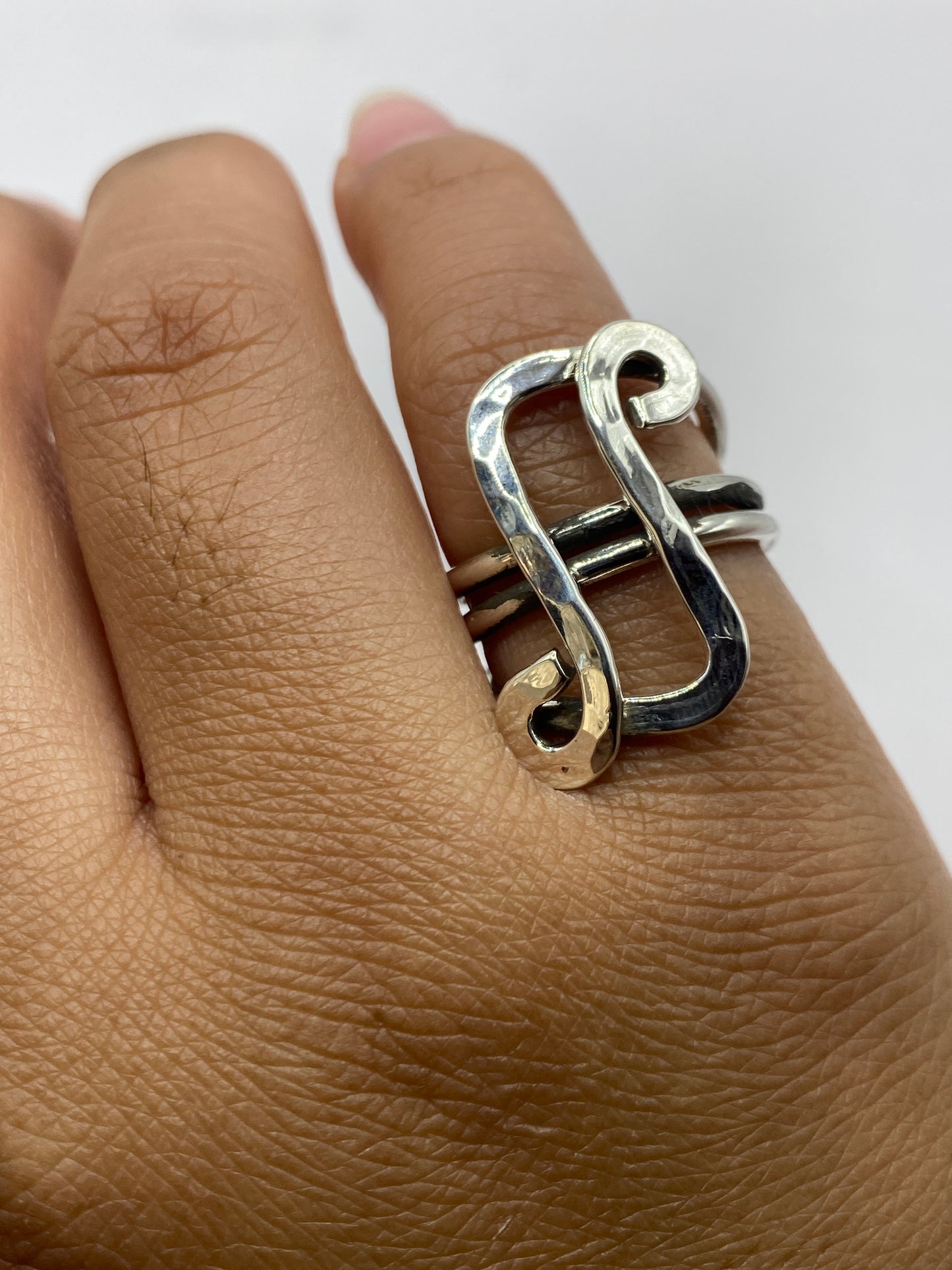 Anillo sobre fondo blanco mostrando el Quinto .925