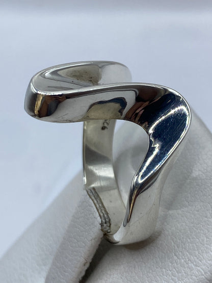 Anillo en la mano mostrando cómo juega la luz en el volumen 3D del cartoneado