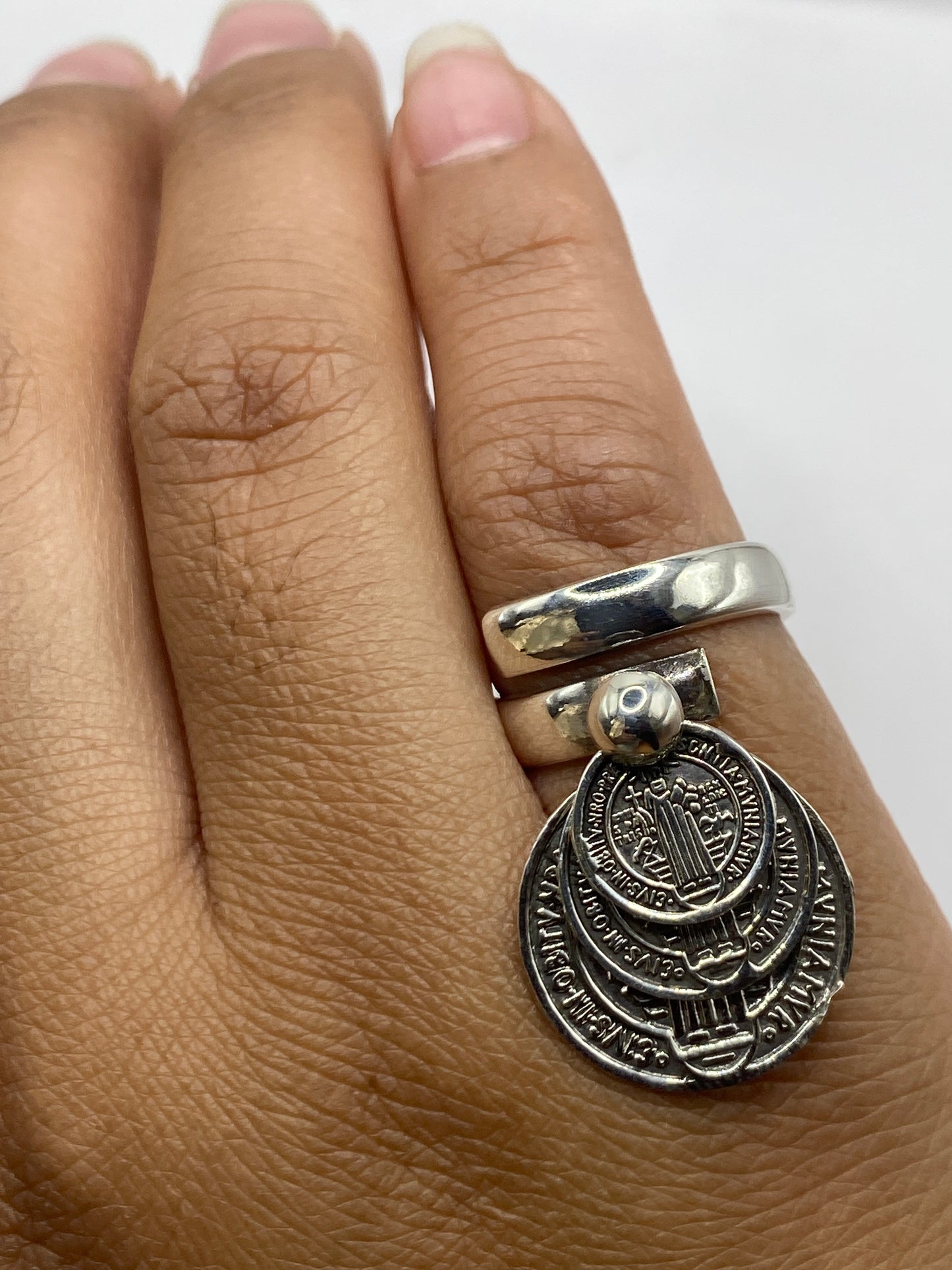Detalle del reverso del anillo mostrando la marca del Quinto .925 de autenticidad