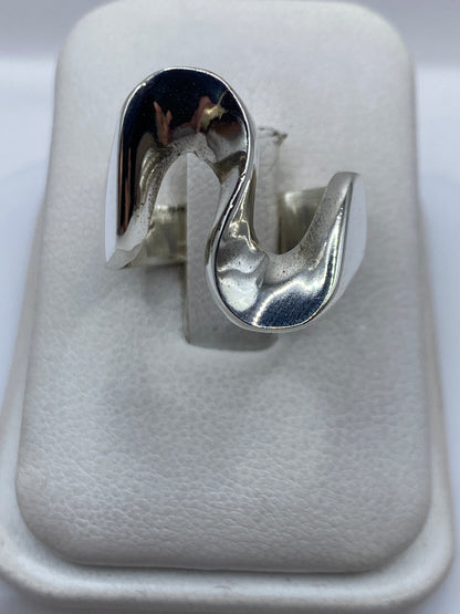 Anillo de plata cartoneado con volumen 3D en la mano de una mujer