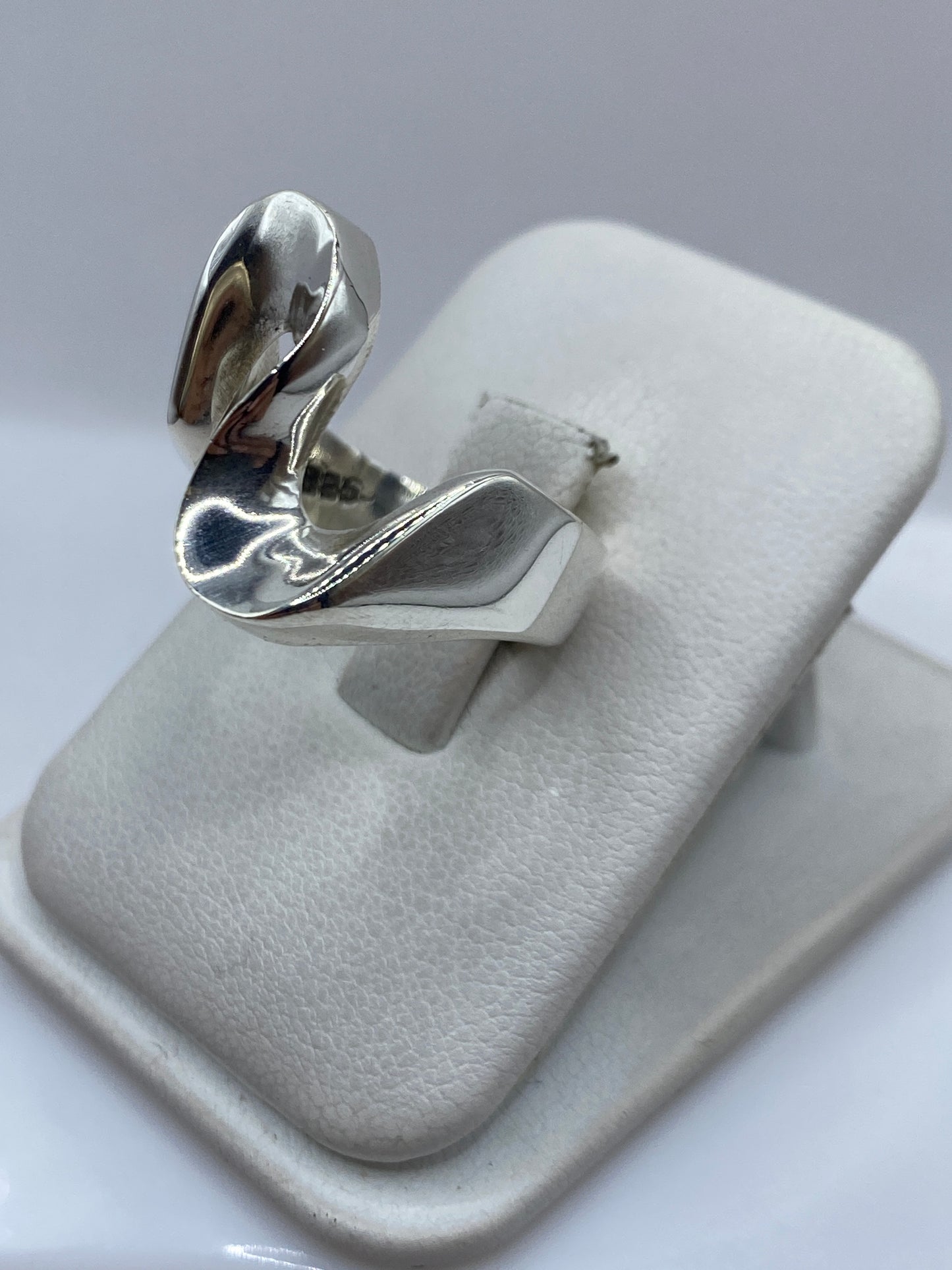 Vista frontal del anillo moderno minimalista de plata .925