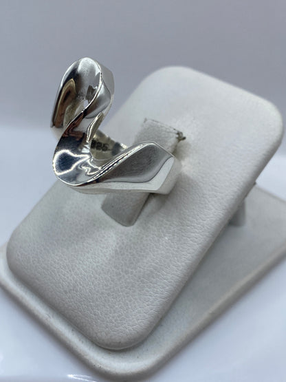 Vista frontal del anillo moderno minimalista de plata .925