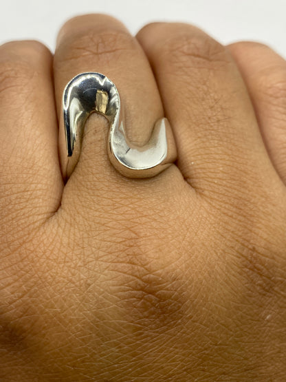 Anillo sobre fondo blanco con marcaje del Quinto 925 visible
