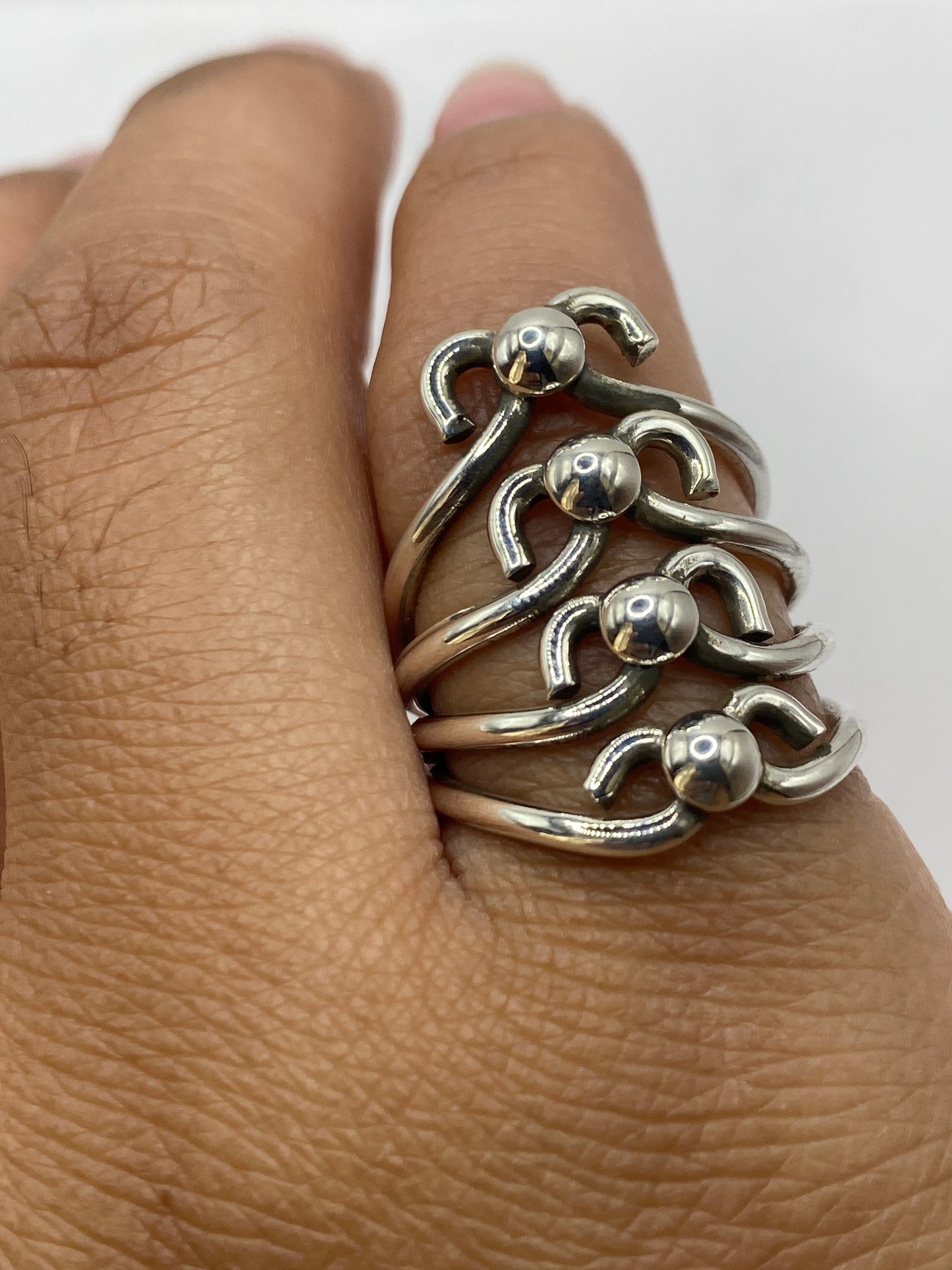 Anillo de calado sobre fondo blanco con sello .925 visible