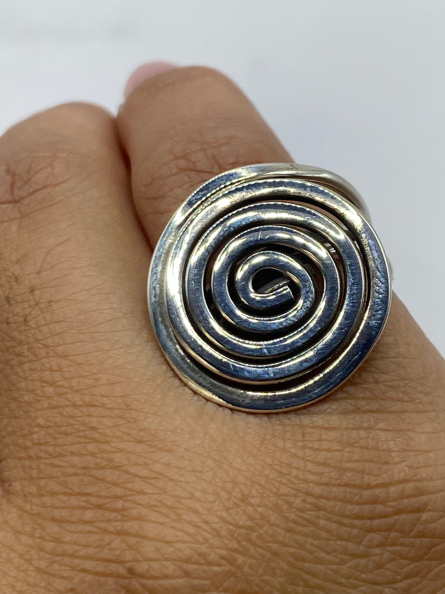 Anillo sobre fondo gris mostrando el Quinto .925 y el peso de 6.8 gramos