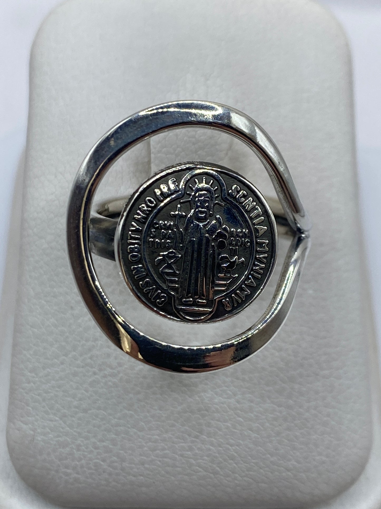 Anillo de plata .925 con calado de San Benito Nursia sobre fondo blanco
