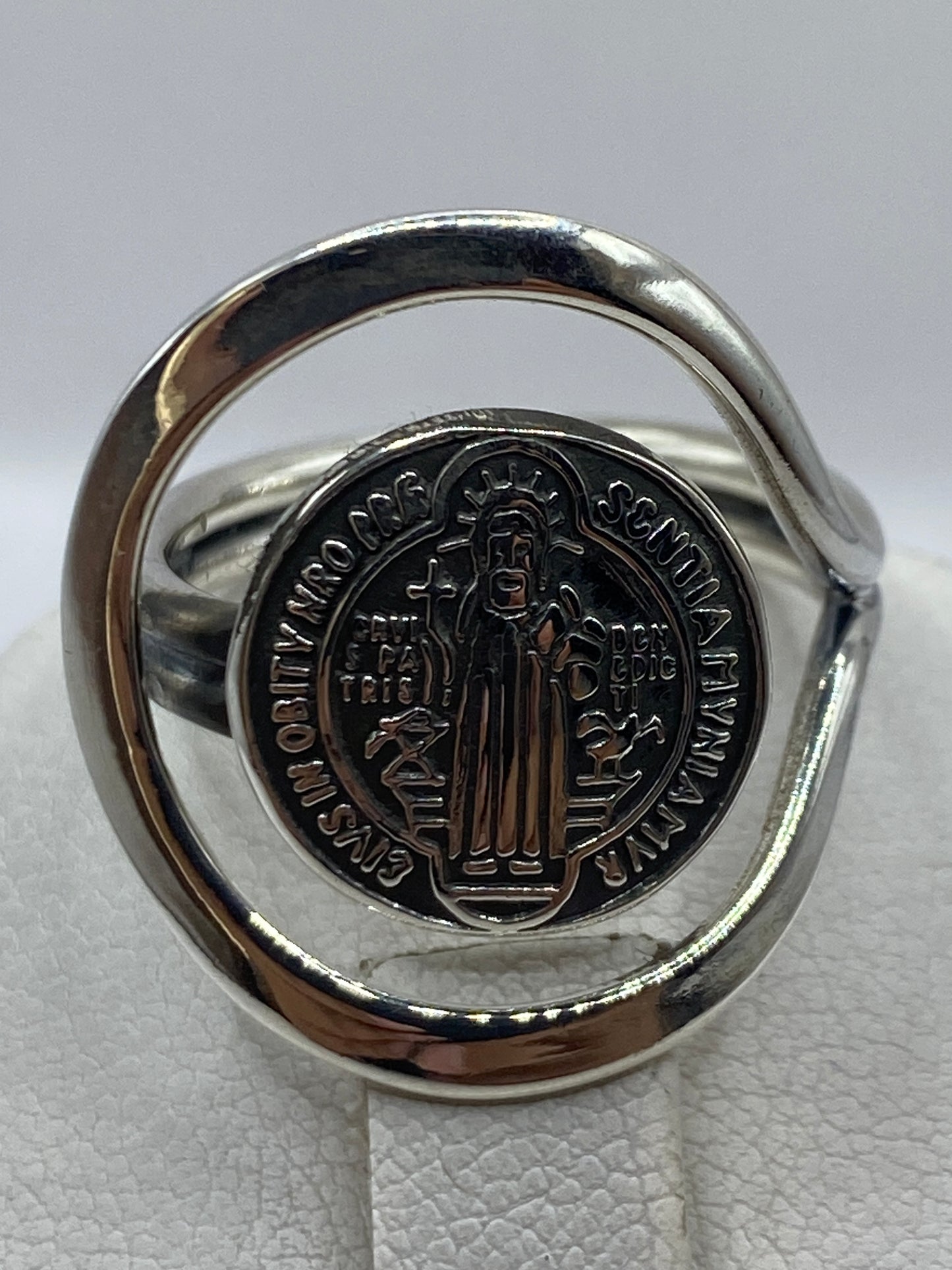 San Benito de Nursia grabado en calado de plata, detalle del diseño