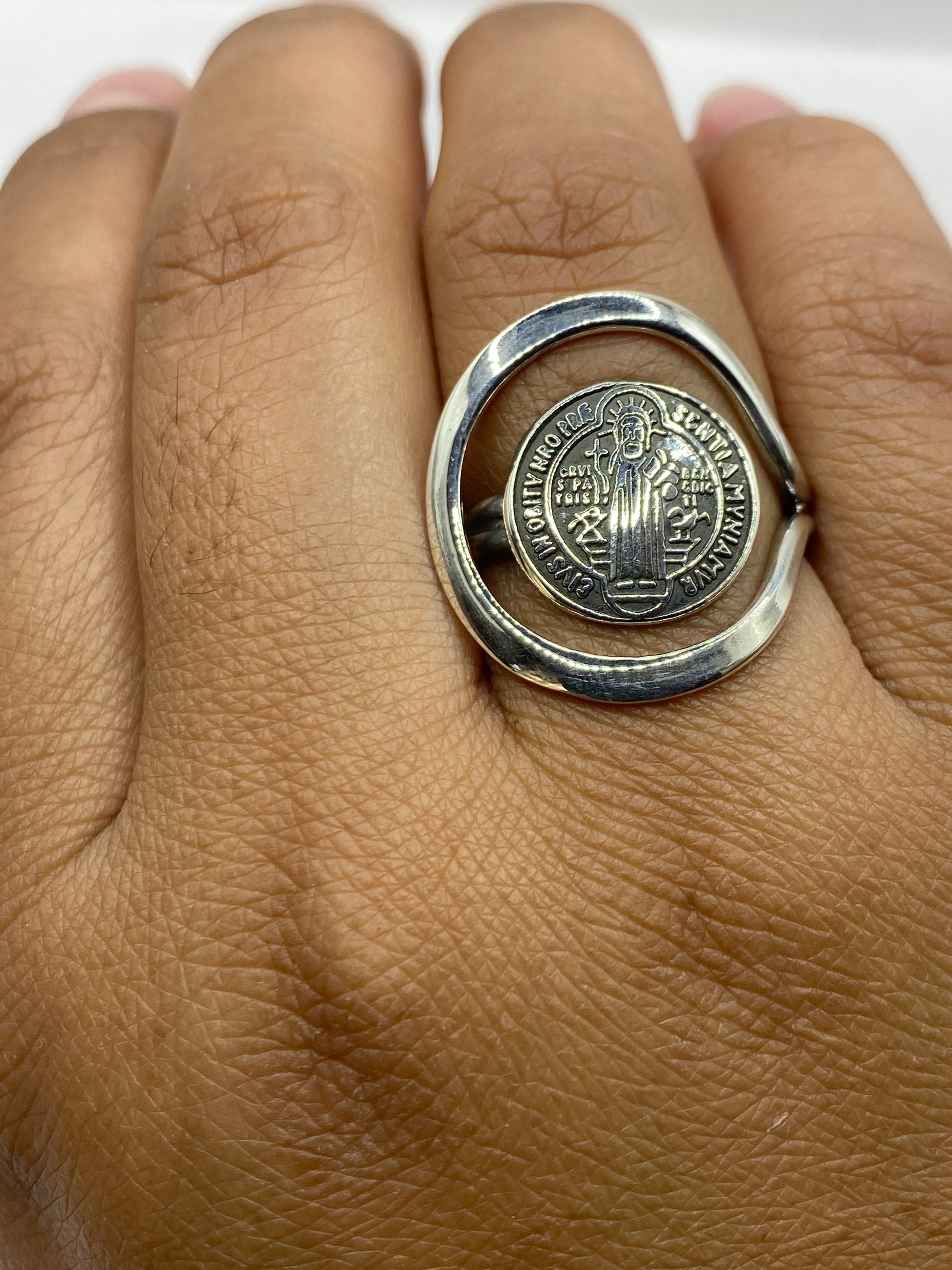 Anillo en mano mostrando la talla 8 y el acabado pulido de la plata .925