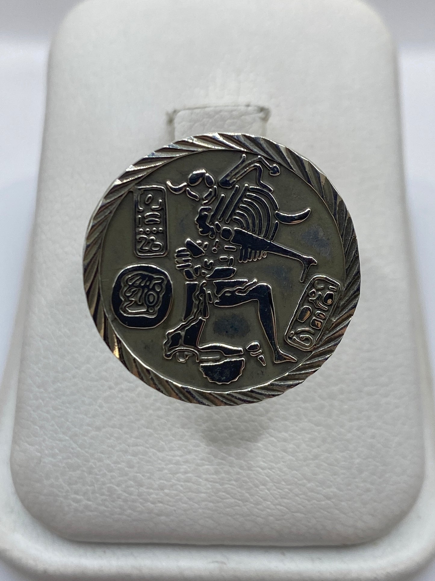 Anillo ajustable de plata con glifos prehispánicos fundidos, vista frontal