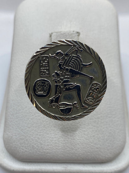 Anillo ajustable de plata con glifos prehispánicos fundidos, vista frontal