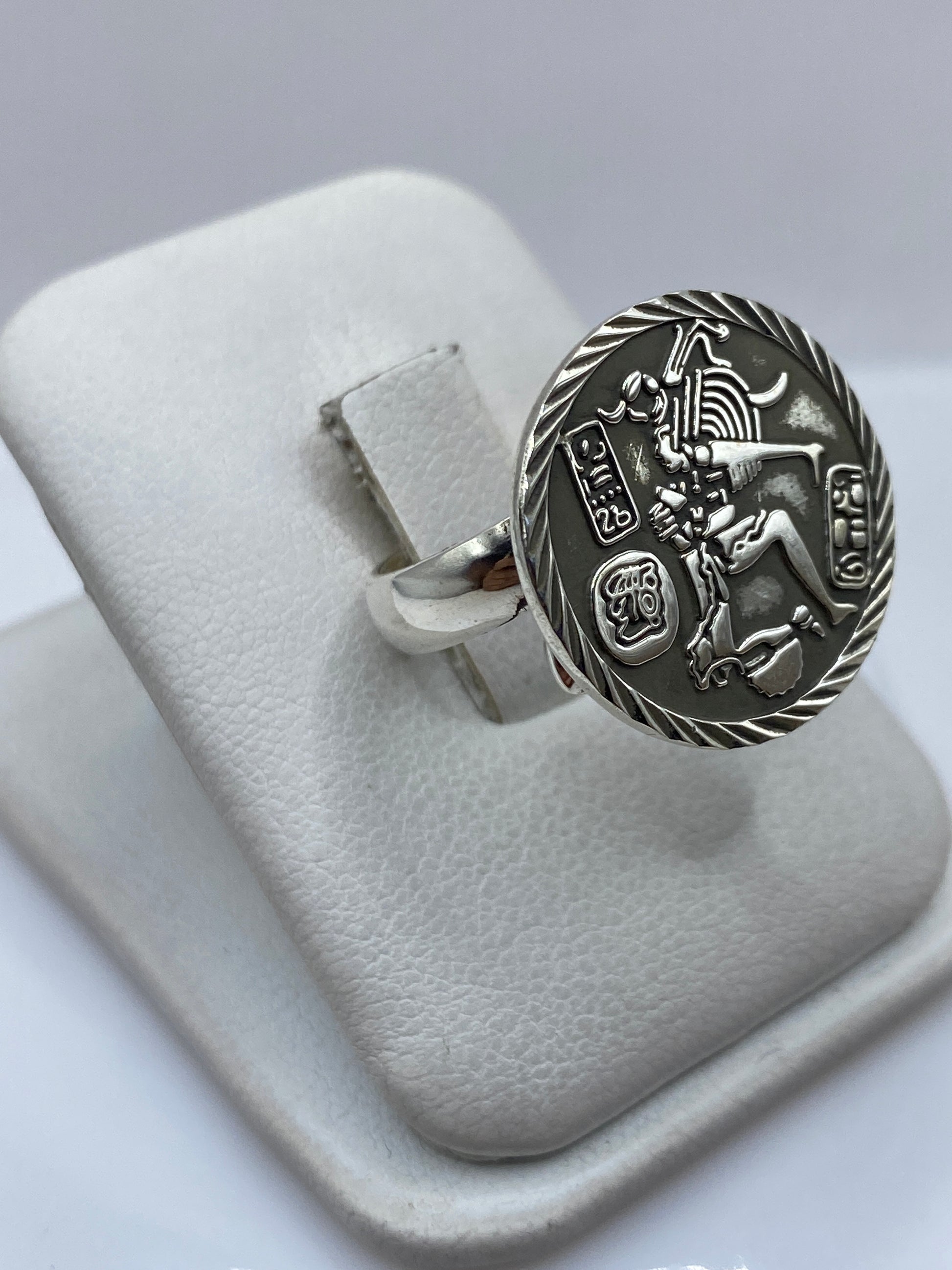 Anillo prehispánico en plata .925 puesto en dedo, mostrando el relieve del diseño