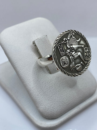 Anillo prehispánico en plata .925 puesto en dedo, mostrando el relieve del diseño