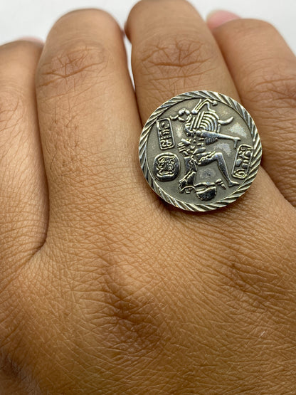 Anillo sobre fondo blanco, vista lateral del Quinto .925
