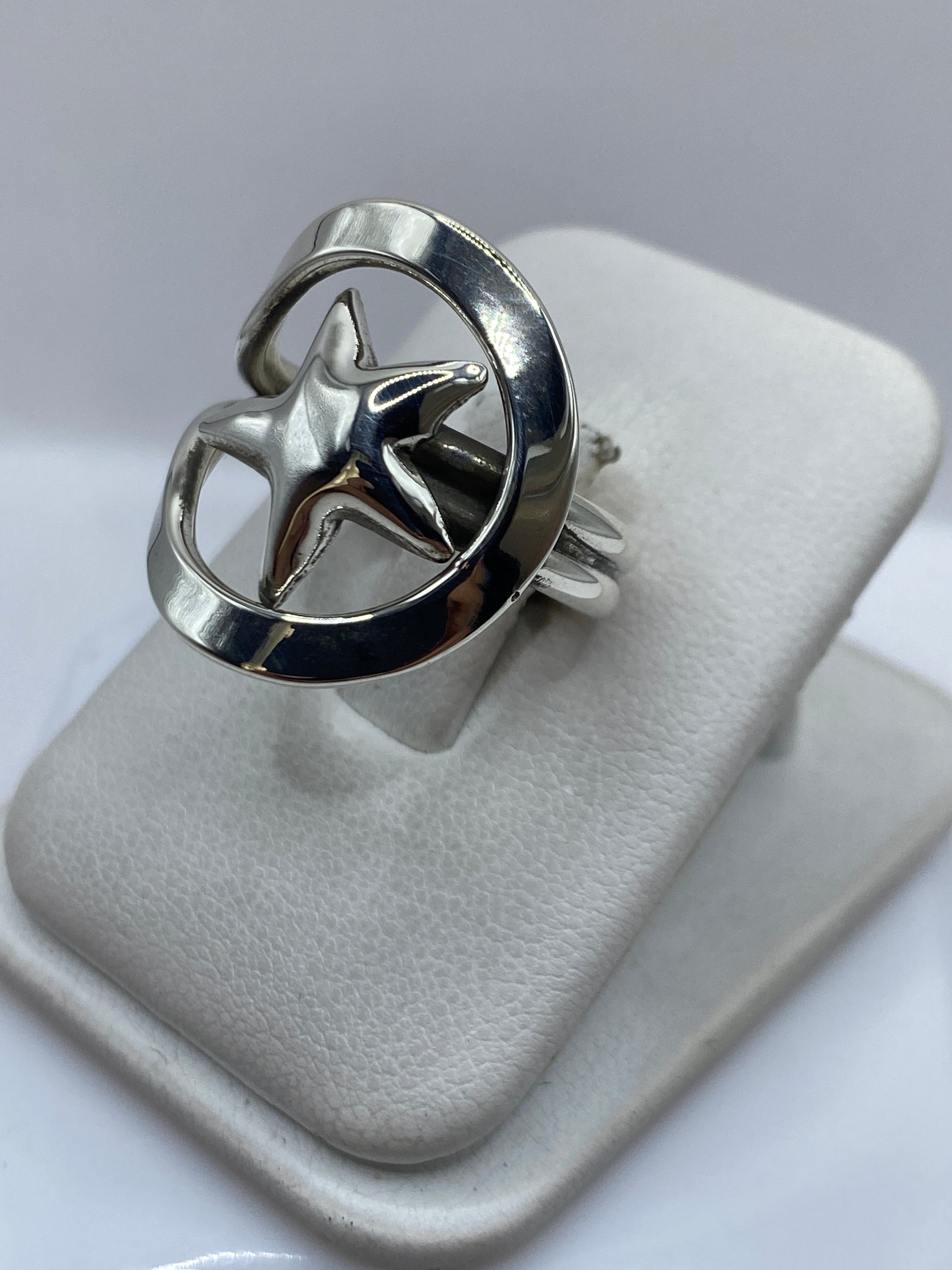 Detalle lateral del anillo de calado mostrando el corte preciso de la estrella