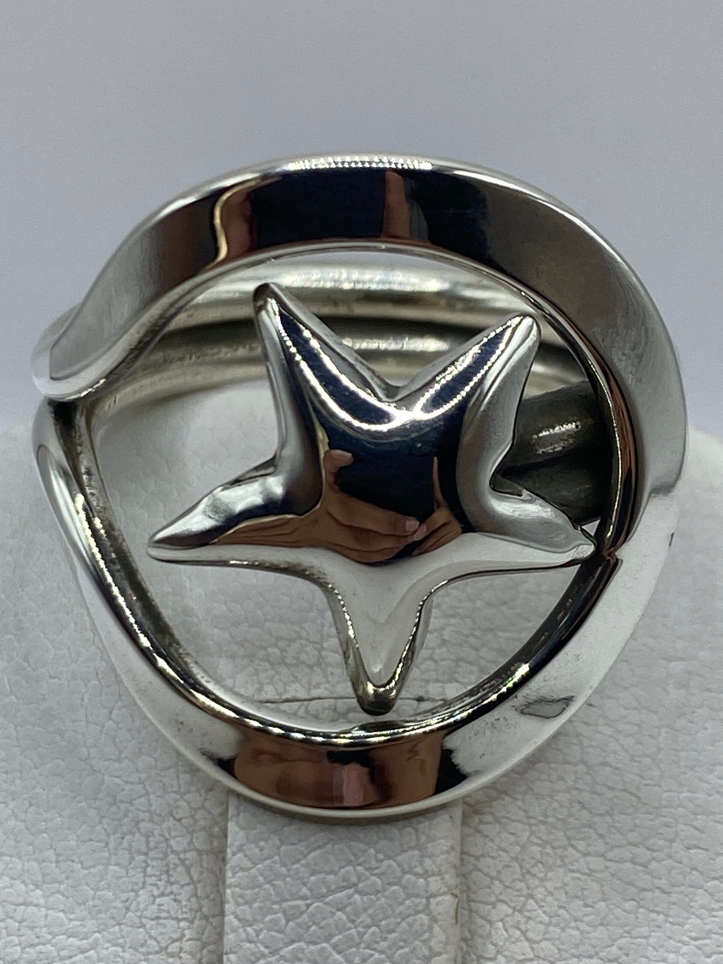 Anillo de calado de Taxco visto desde arriba en estuche blanco