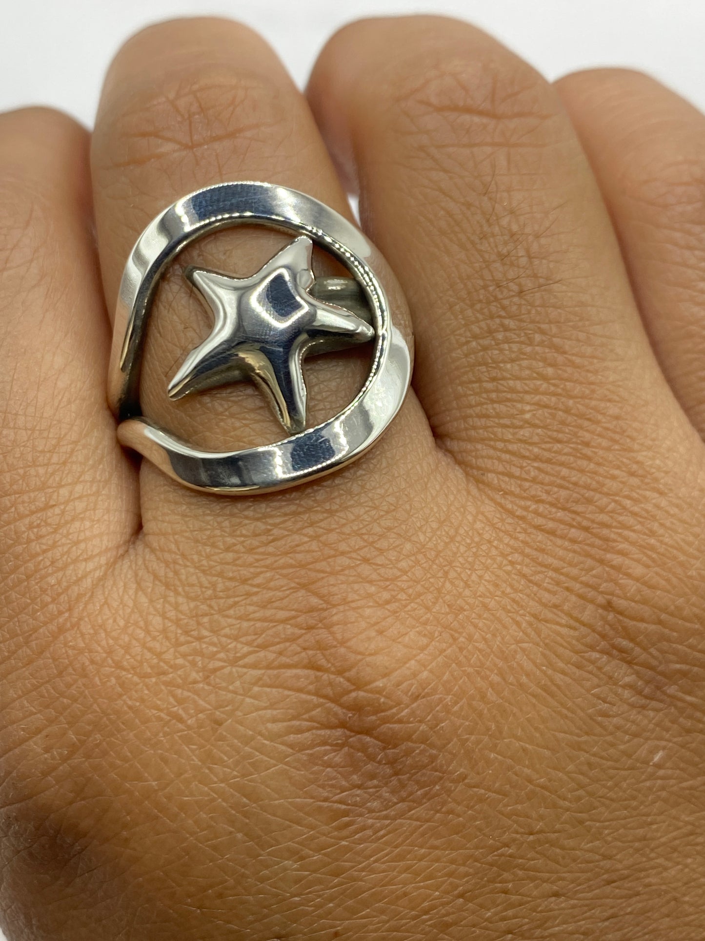 Anillo de plata .925 mostrando el Quinto en la cara interna
