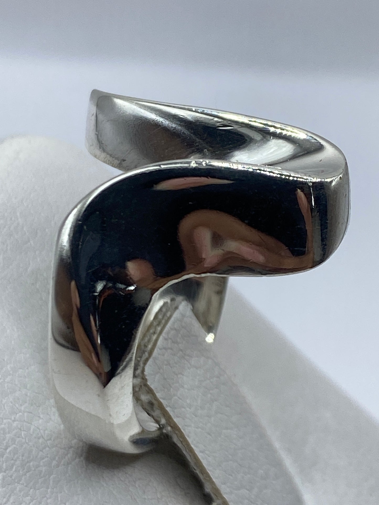 Anillo en plata .925 en dedo, acabado pulido espejo
