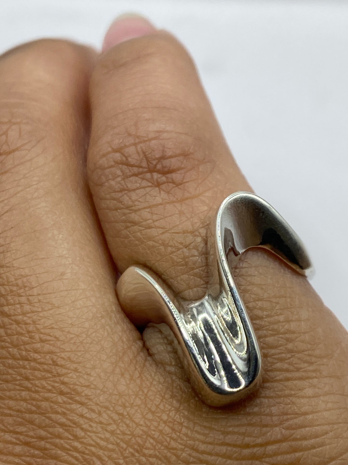 Detalle del sello 925 en la banda del anillo de cartoneado
