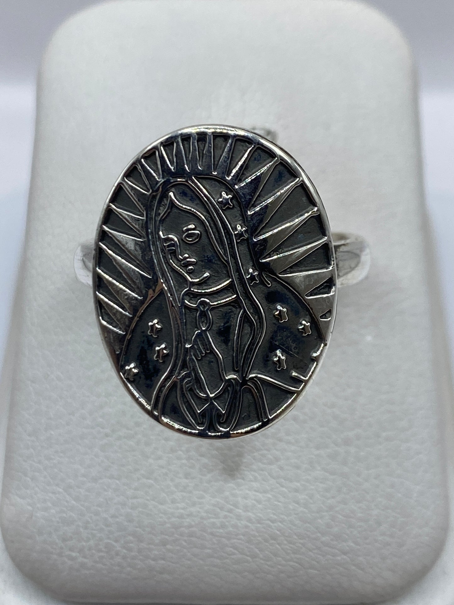 Anillo de plata .925 con Virgen María y aureola de rayos radiantes
