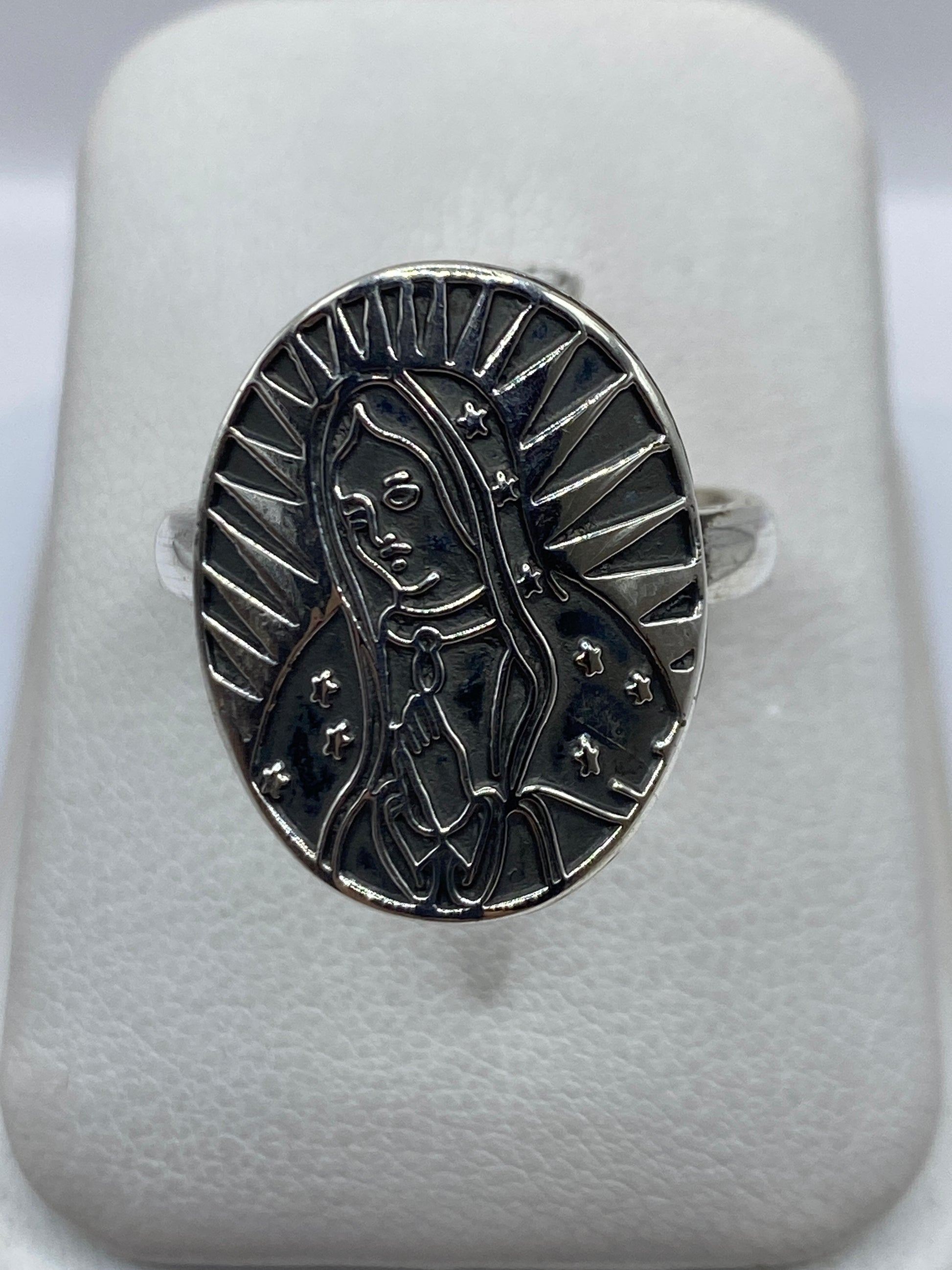 Anillo de plata .925 con Virgen María y aureola de rayos radiantes
