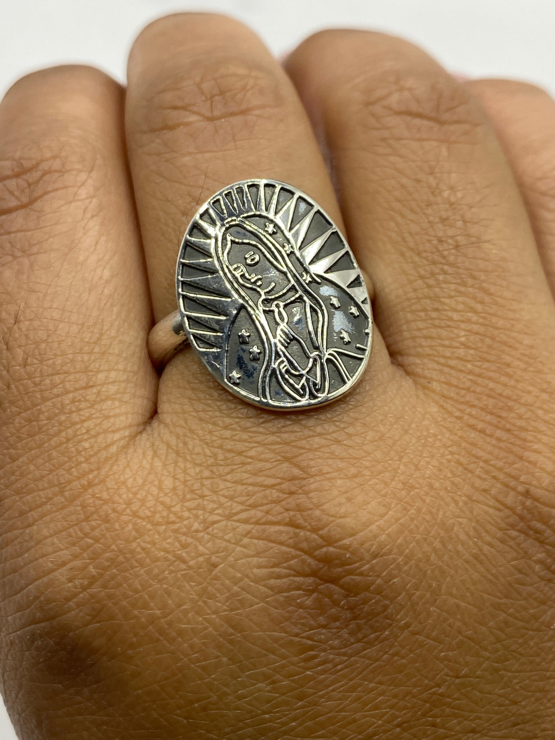 Anillo sobre fondo gris mostrando el Quinto .925 en la banda interior
