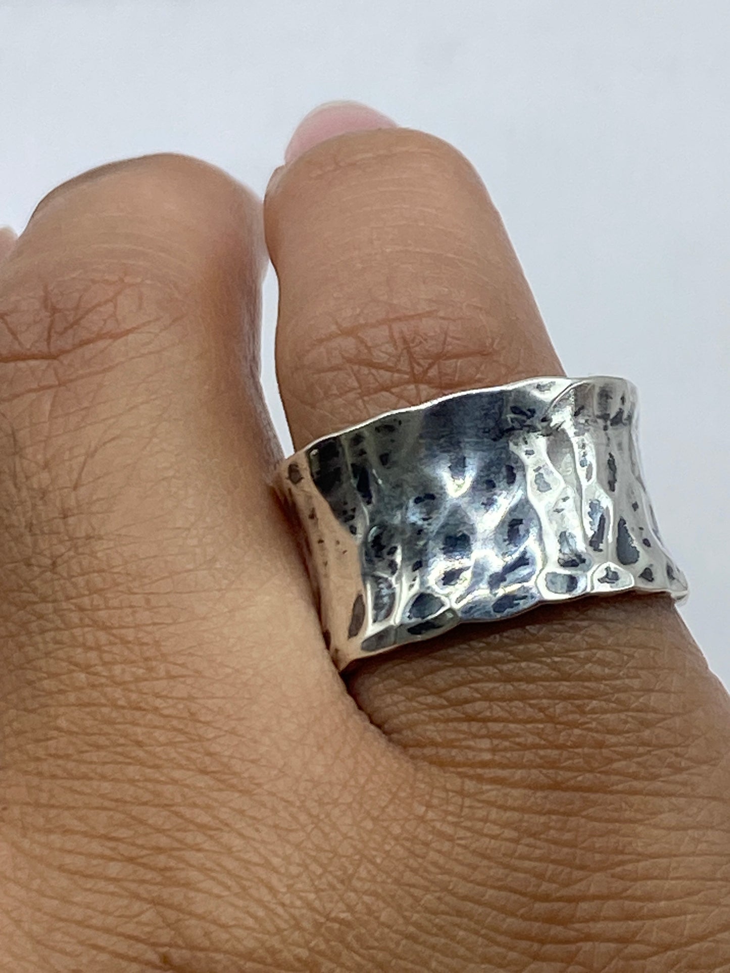 Anillo en la mano mostrando cómo refleja la luz en la superficie texturizada