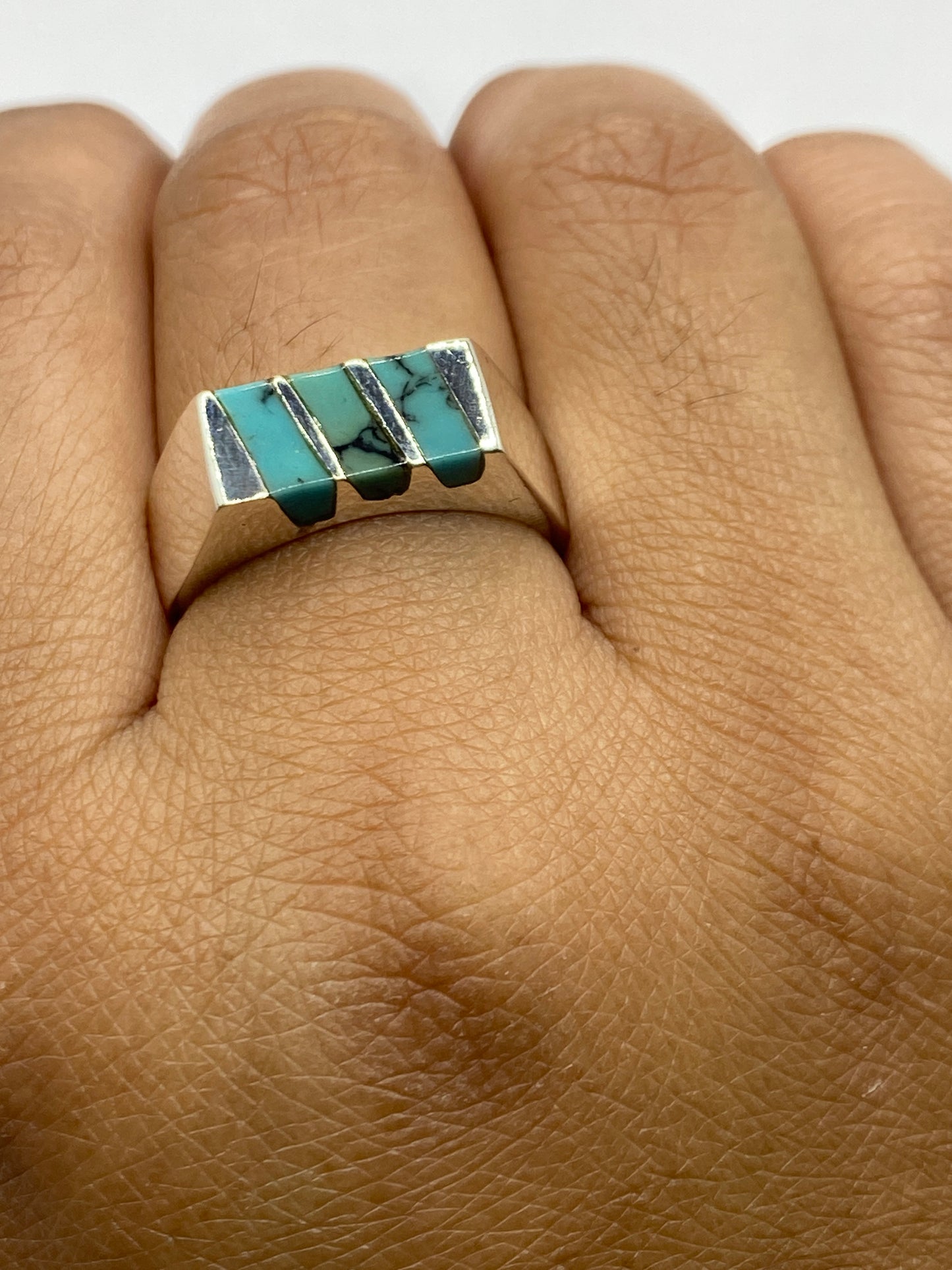 Anillo en la mano mostrando el peso y presencia de la pieza de 9.4 g, grabado MEXICO 925