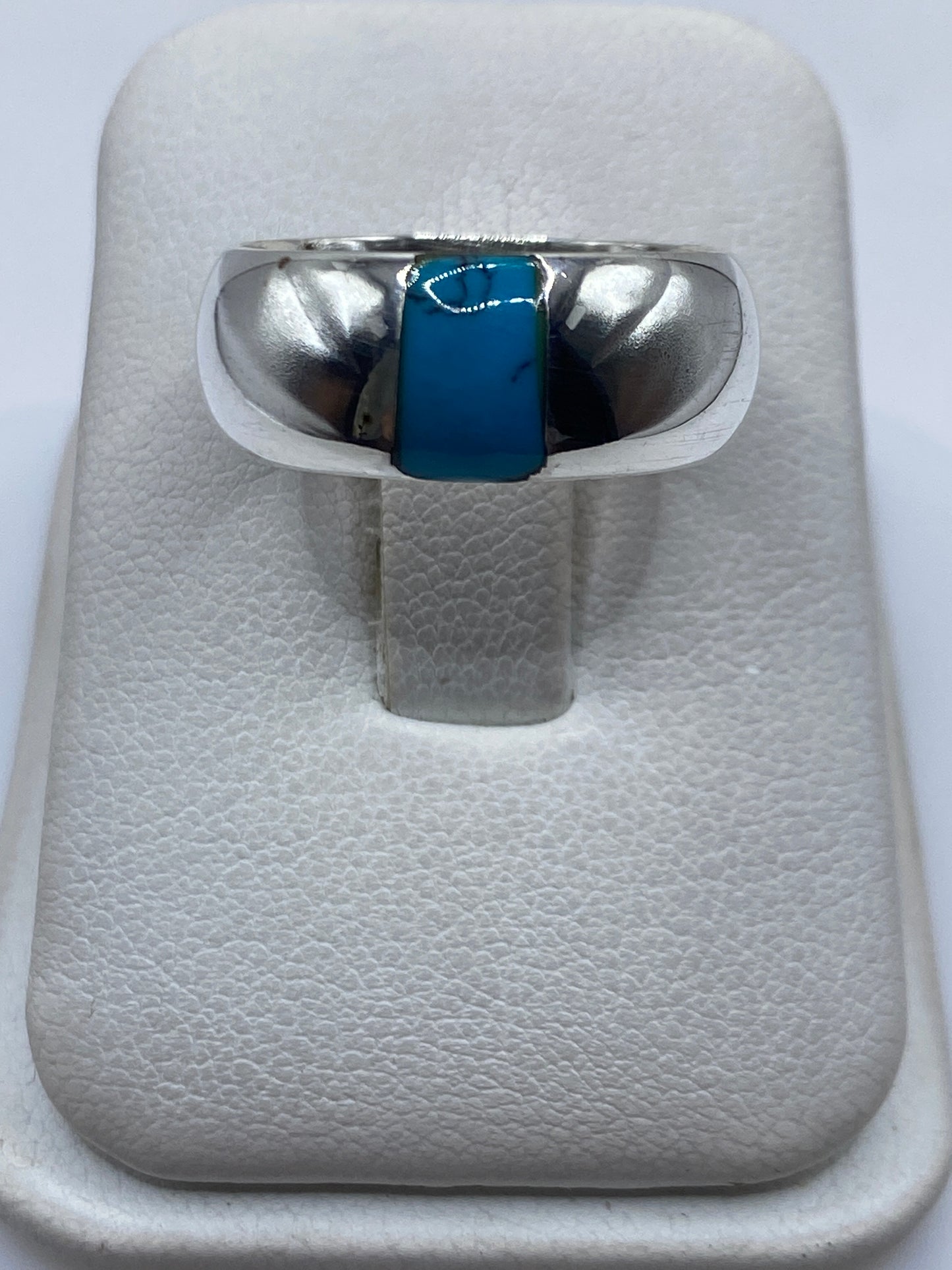 Anillo de plata .925 con turquesa azul cielo engastada, visto desde arriba en estuche blanco
