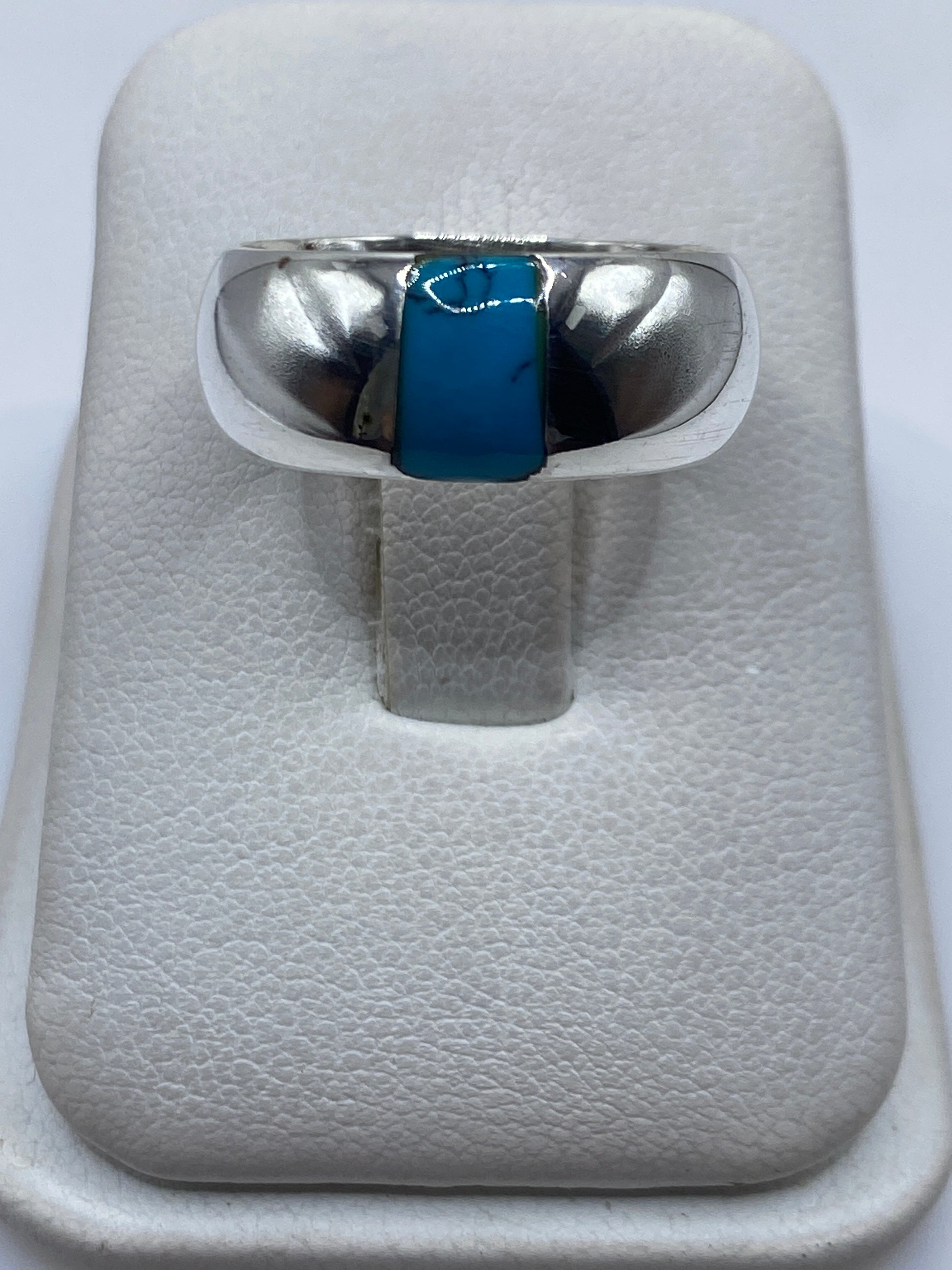 Anillo de plata .925 con turquesa azul cielo engastada, visto desde arriba en estuche blanco