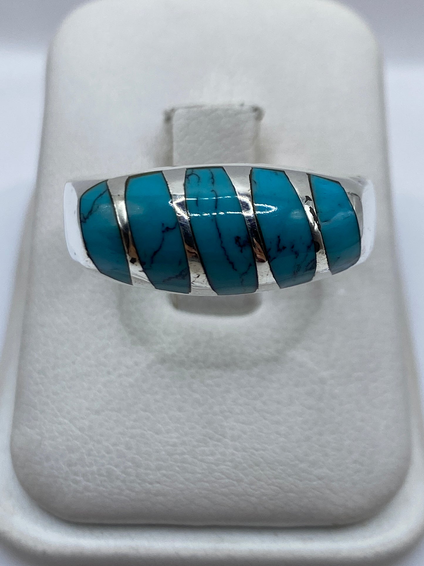 Anillo de plata .925 con turquesa azul cielo engastada en bandas alternas