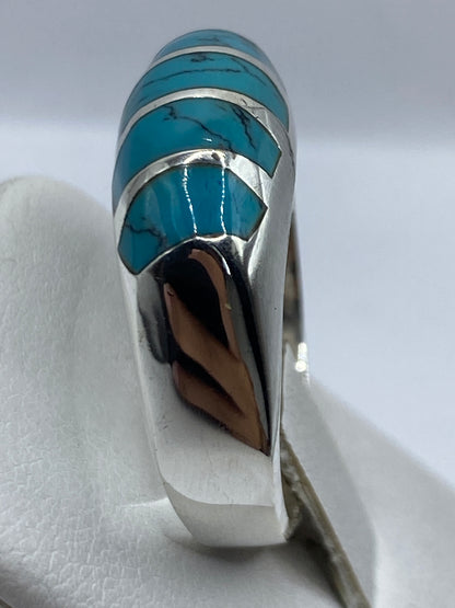 Detalle del anillo en la mano de un hombre, turquesa azul cielo brillante