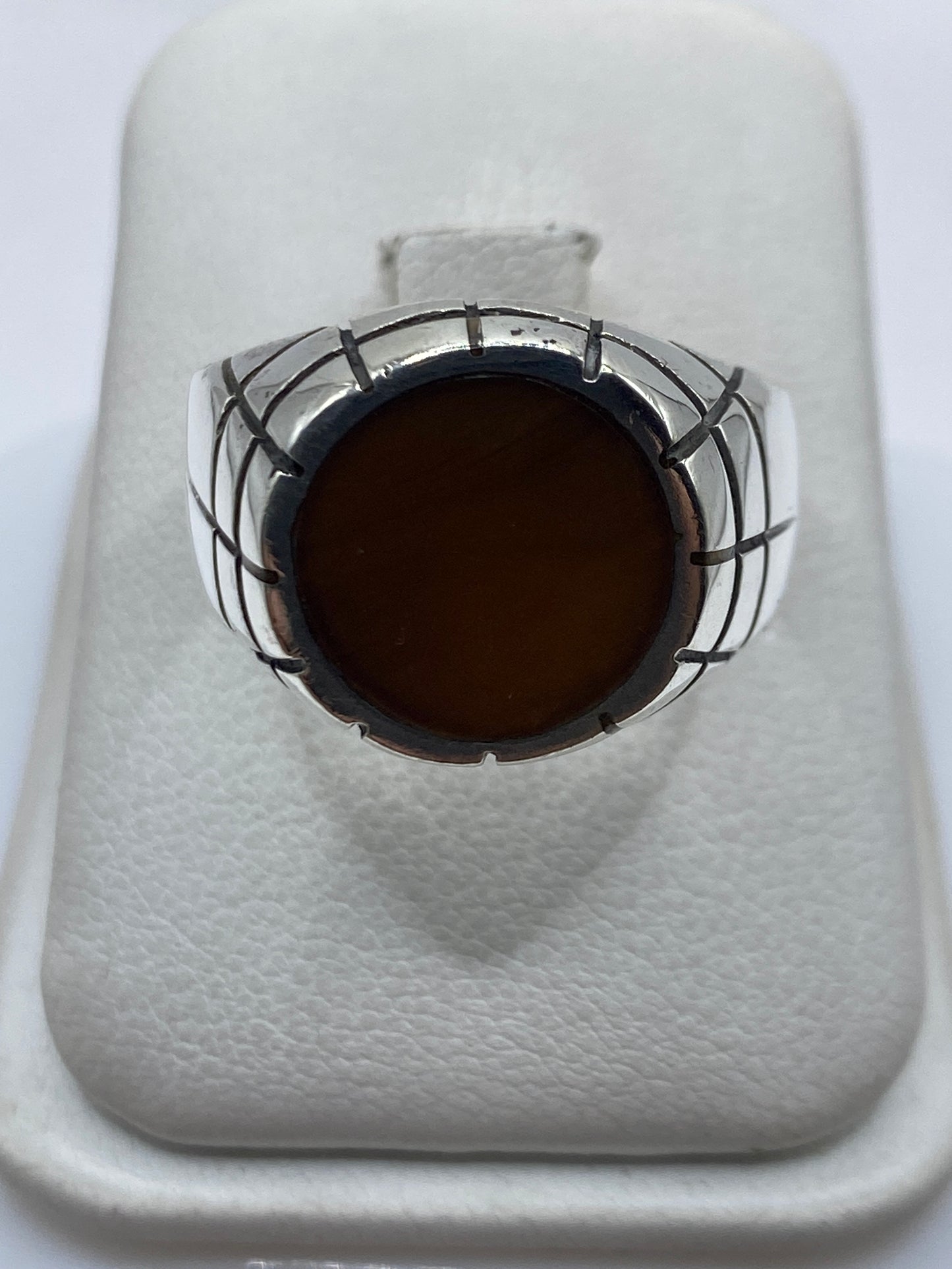 Anillo de plata .925 con piedra café engastada a mano, vista frontal