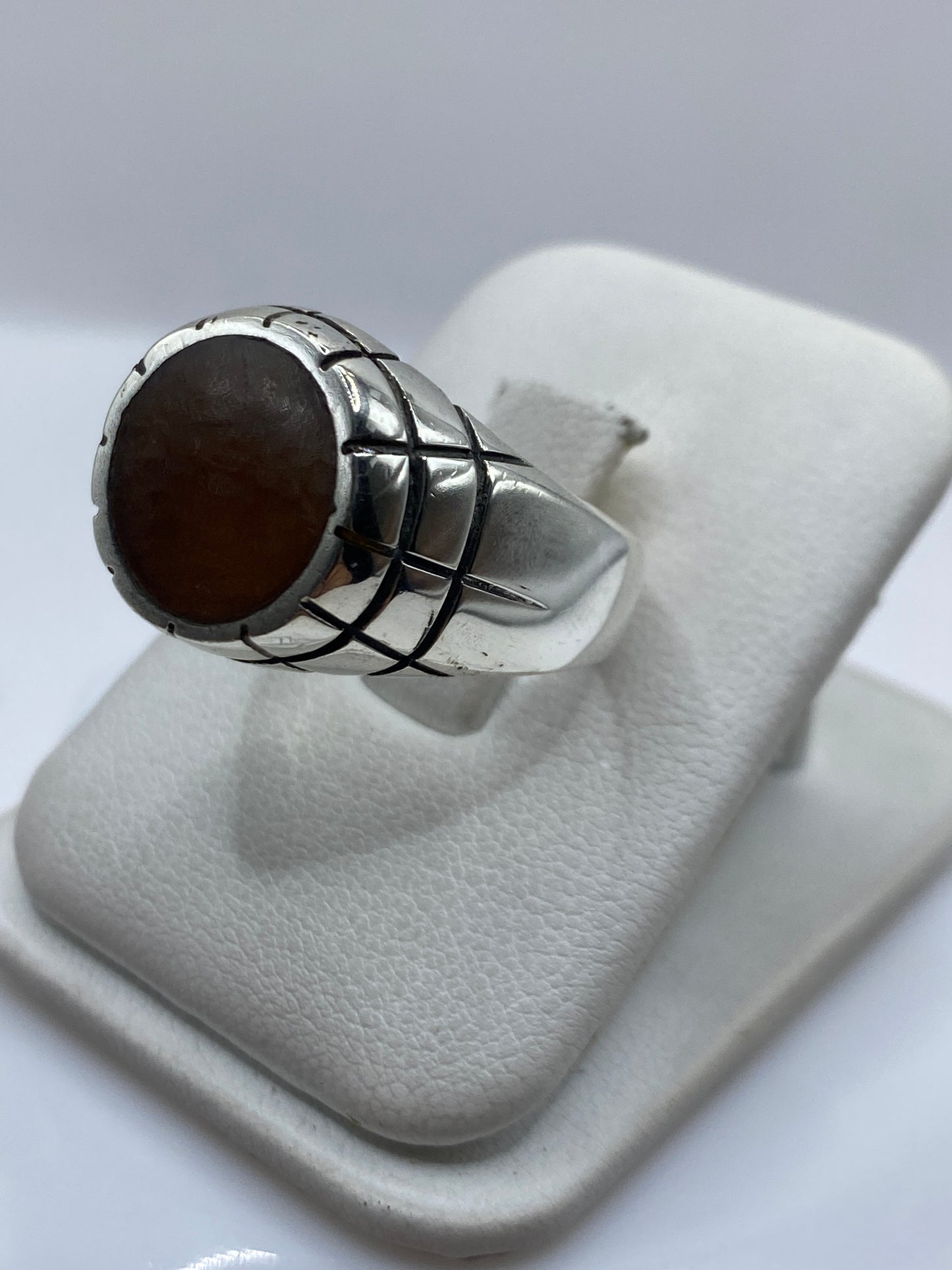 Anillo solitario en talla 11 mostrando el marco de plata y la piedra