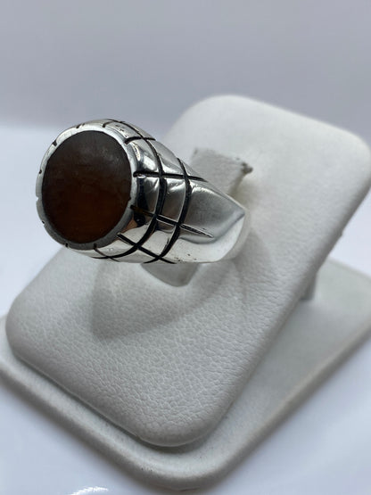 Anillo solitario en talla 11 mostrando el marco de plata y la piedra