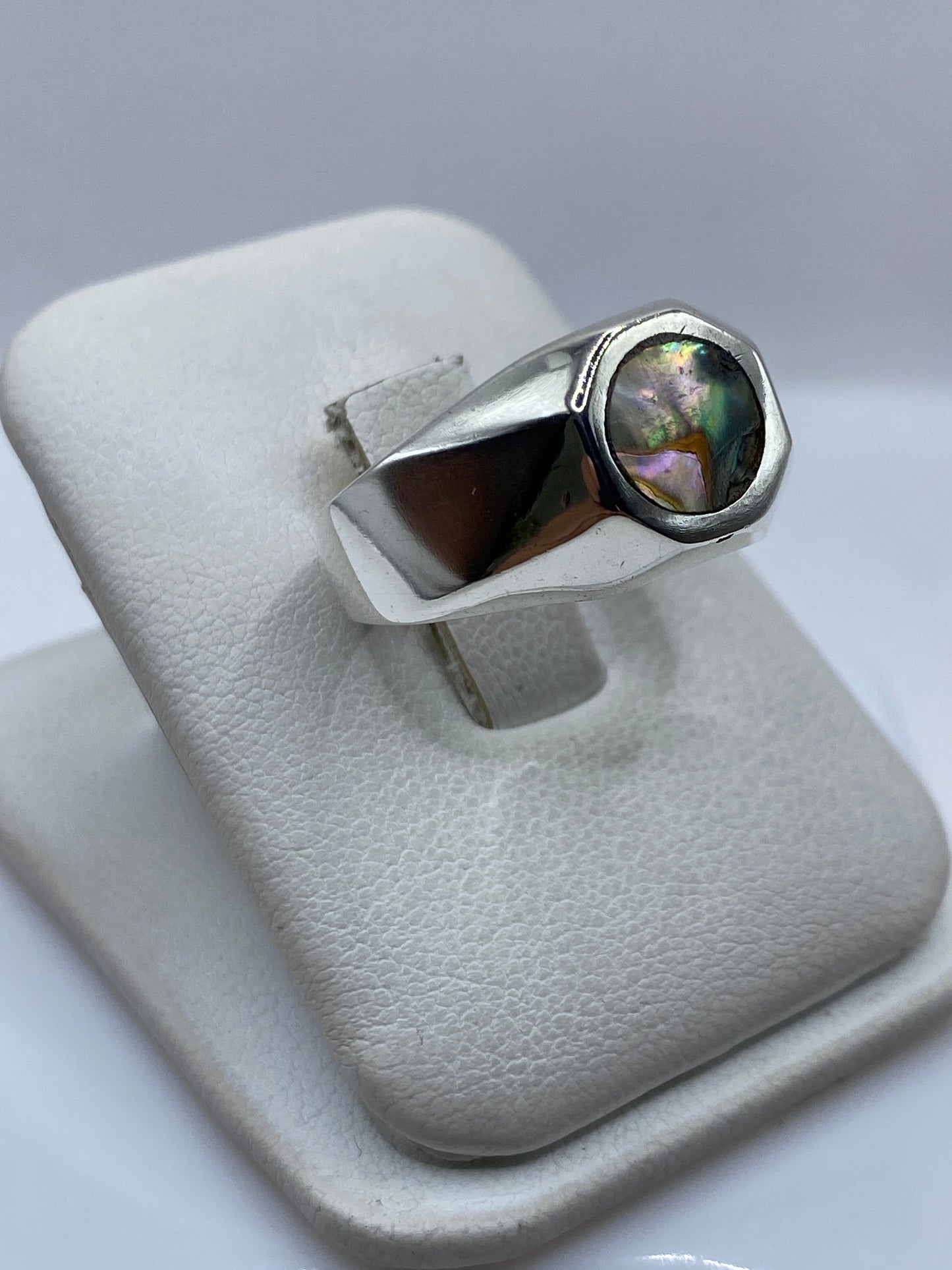 Detalle lateral del anillo mostrando el engaste robusto y la piedra fija