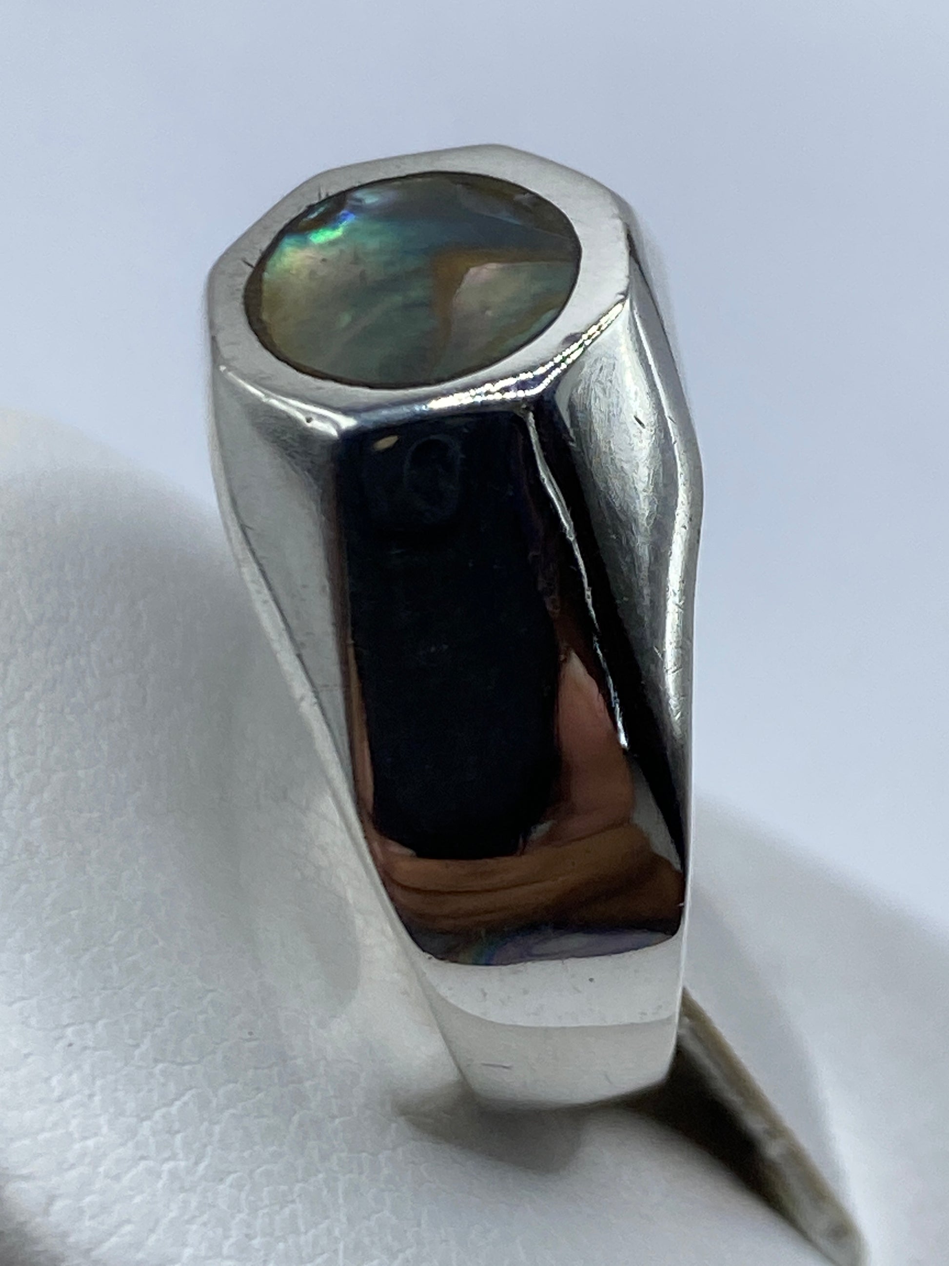 Anillo en la mano mostrando el peso y presencia del diseño