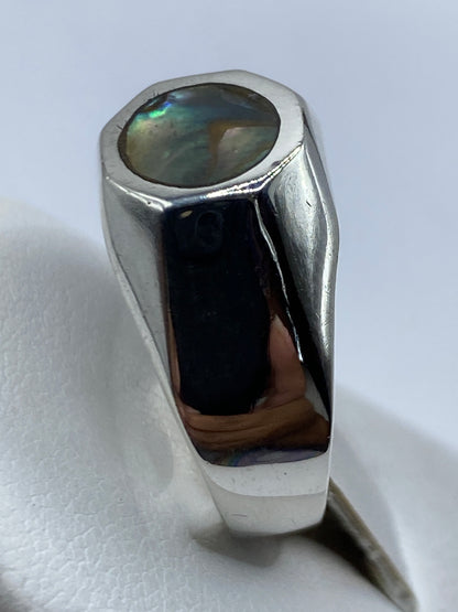 Anillo en la mano mostrando el peso y presencia del diseño