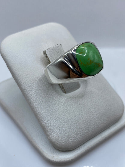 Vista frontal del anillo sello de plata .925 con piedra verde