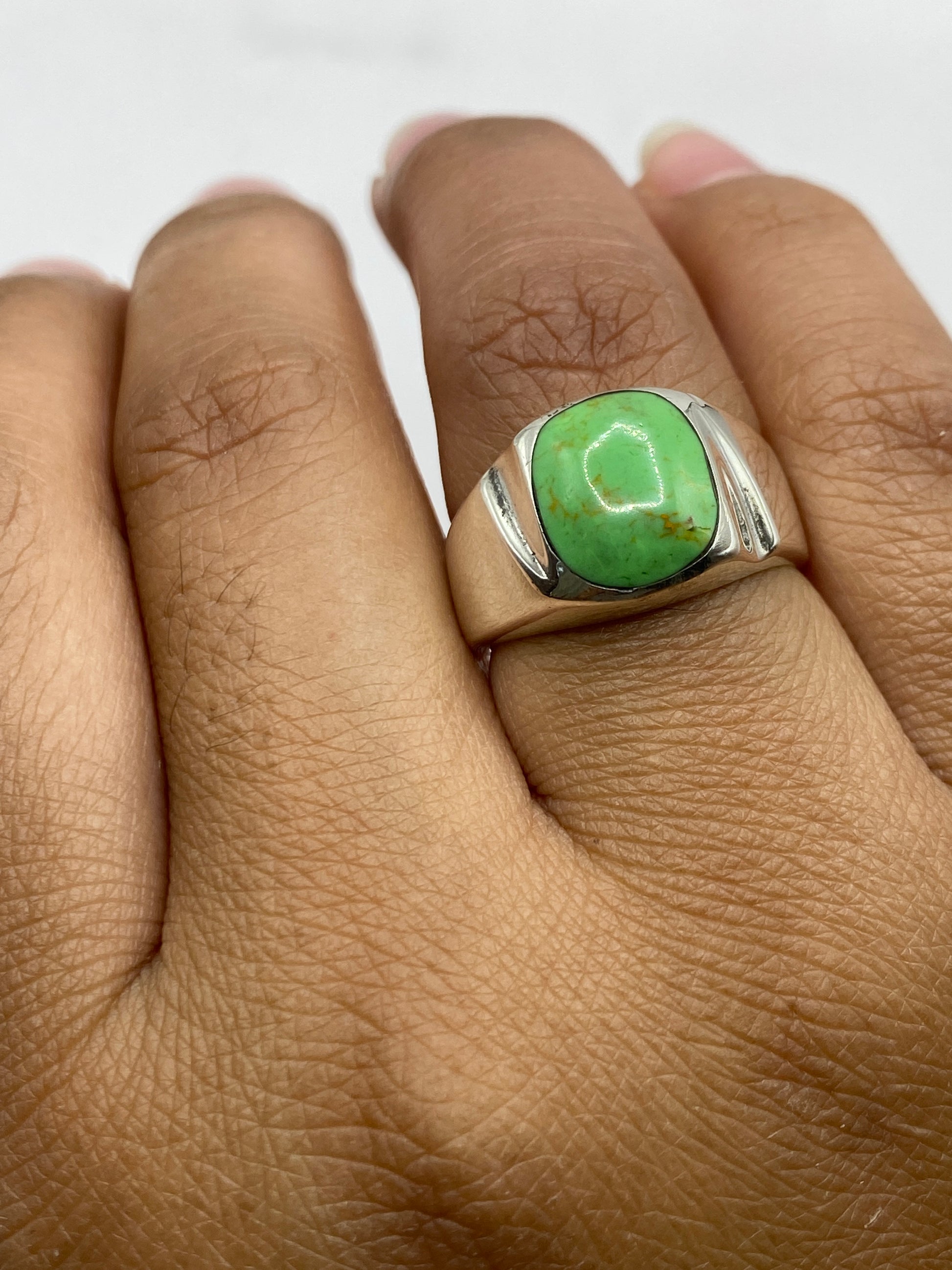 Anillo sobre fondo gris mostrando el marcaje 925